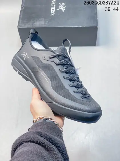 顶级莞产版 Arcteryx始祖鸟 Konseal LT 轻量舒适防滑低帮登山攀岩鞋 Konseal LT是始祖鸟专为竞技攀岩和高难度技术路线设计的轻量级攀岩鞋,以极致精简的重量和精准贴合的性能,助你在岩壁上实现无感操控. 轻量化设计,采用超薄耐磨鞋面与精简中底.精准贴合,3D针织袜套式结构+微调魔术贴,实现裸足般的包裹感.高性能大底,Vibram® XS Edge橡胶配方,提供苛刻岩壁上的卓越摩擦力和边缘支撑力.不对称鞋头,前掌微微上翘,集中发力点,攻克仰角与细小岩隙更高效. GGD387A24